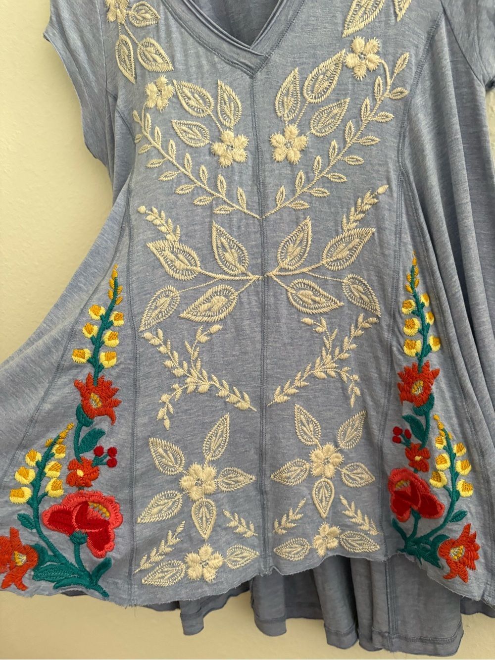 CAITE Alaina Embroidered Floral Swing Tee in Blue Small - Picture 3 of 6